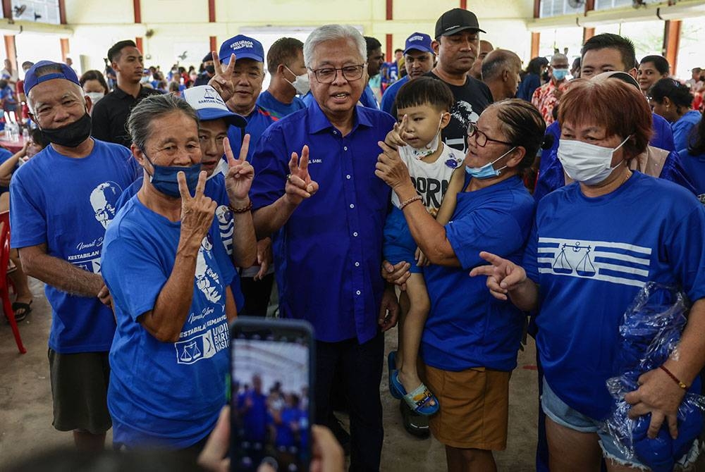 Ismail Sabribersama penduduk kampung Mengkarak Stesen pada program ramah mesra sempena PRU15 di Dewan Balai raya Mengkarak Stesen pada Rabu. - Foto Bernama