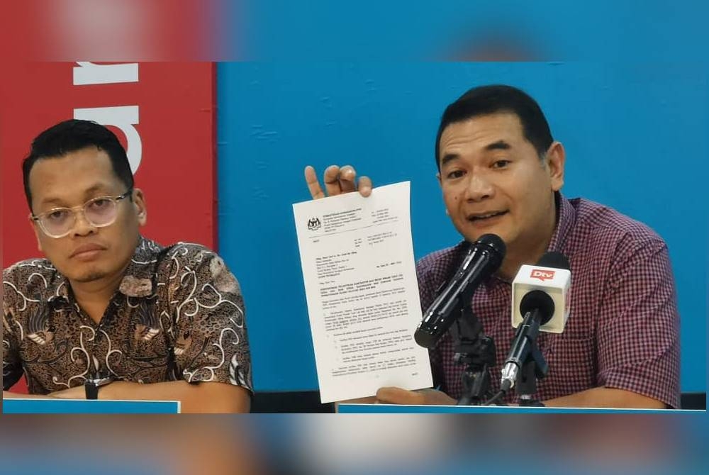 Rafizi menunjukkan surat kelulusan projek itu dalam satu sidang media.