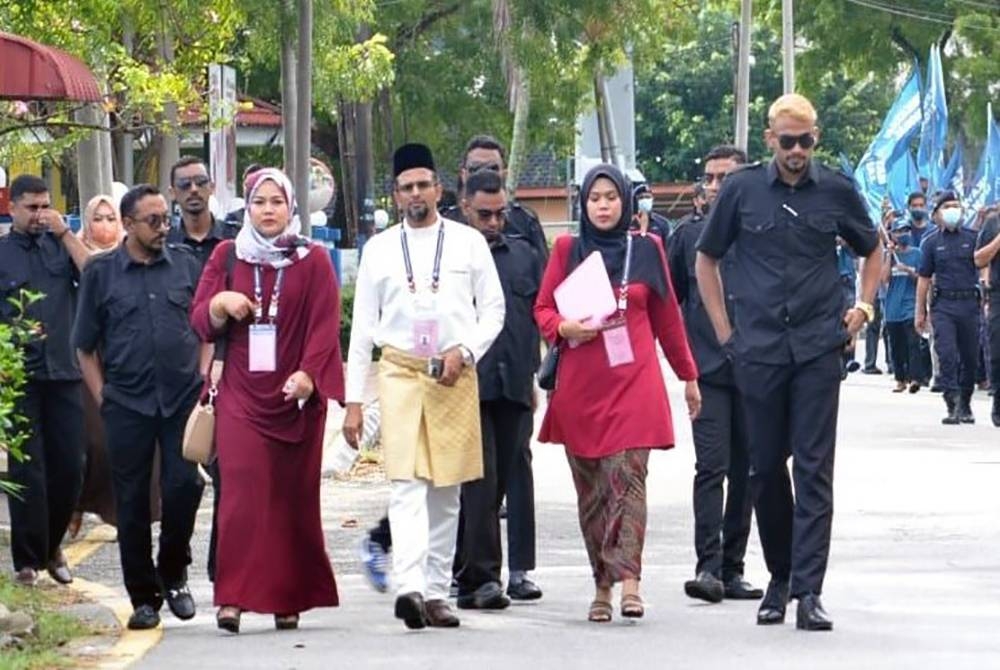 Abd Kadir (tengah) ketika hadir pada hari penamaan calon 5 November lalu.