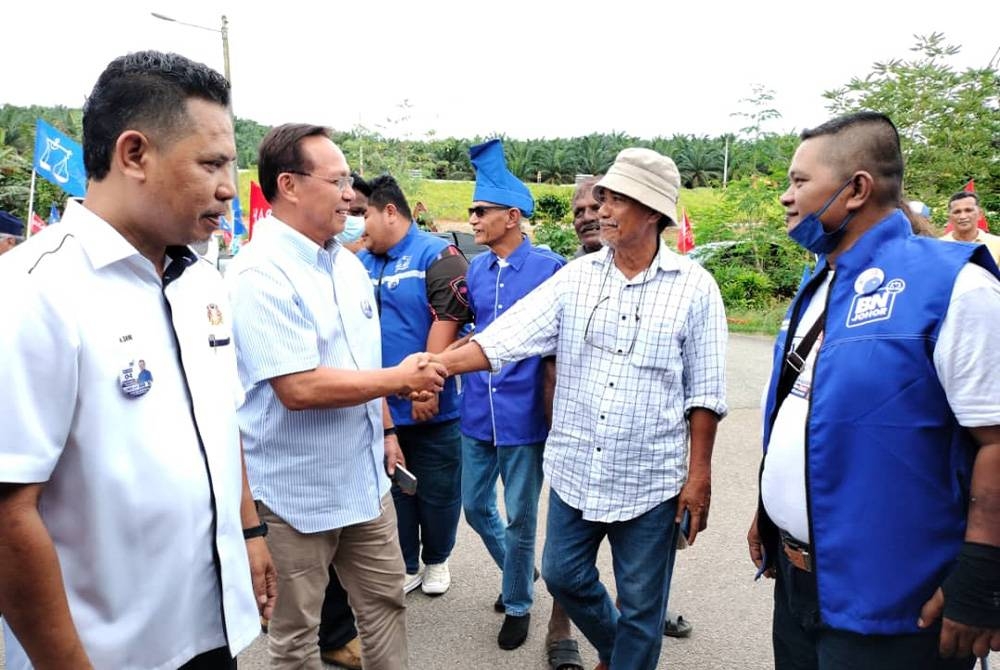 Hasni (dua dari kiri) bertemu orang ramai dalam Majlis Ramah Mesra dan Dialog bersama Komuniti Renggam di Taman Sri Jaya, Simpang Renggam, Kluang pada Rabu.