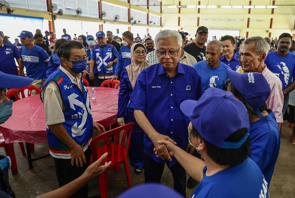 Ismail Sabri beramah mesra bersama penduduk kampung Mengkarak Stesen pada program ramah mesra sempena Pilihan Raya Umum ke-15 (PRU15) di Dewan Balai raya Mengkarak Stesen, pada Rabu. - Foto Bernama