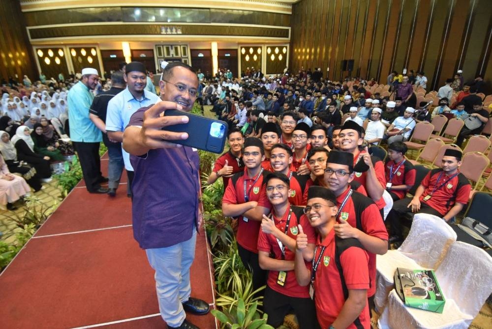 Ahmad Samsuri mengambil peluang berswafoto dengan mahasiswa yang hadir pada slot Town Hall Mahasiswa Terengganu 2022 di Taman Tamadun Islam (TTI), di sini pada Rabu.