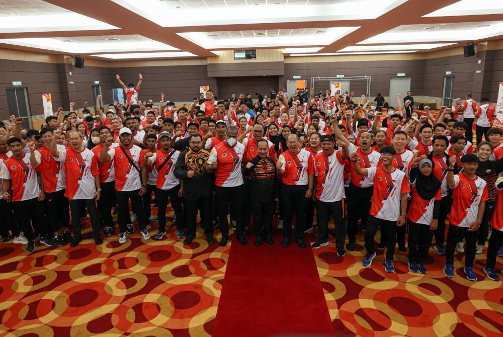 Suhardi bersama para atlet Sukan SEA Kemboja pada Perhimpunan Atlet Fasa 1 di MSN, Bukit Jalil pada Rabu. - Foto Bernama