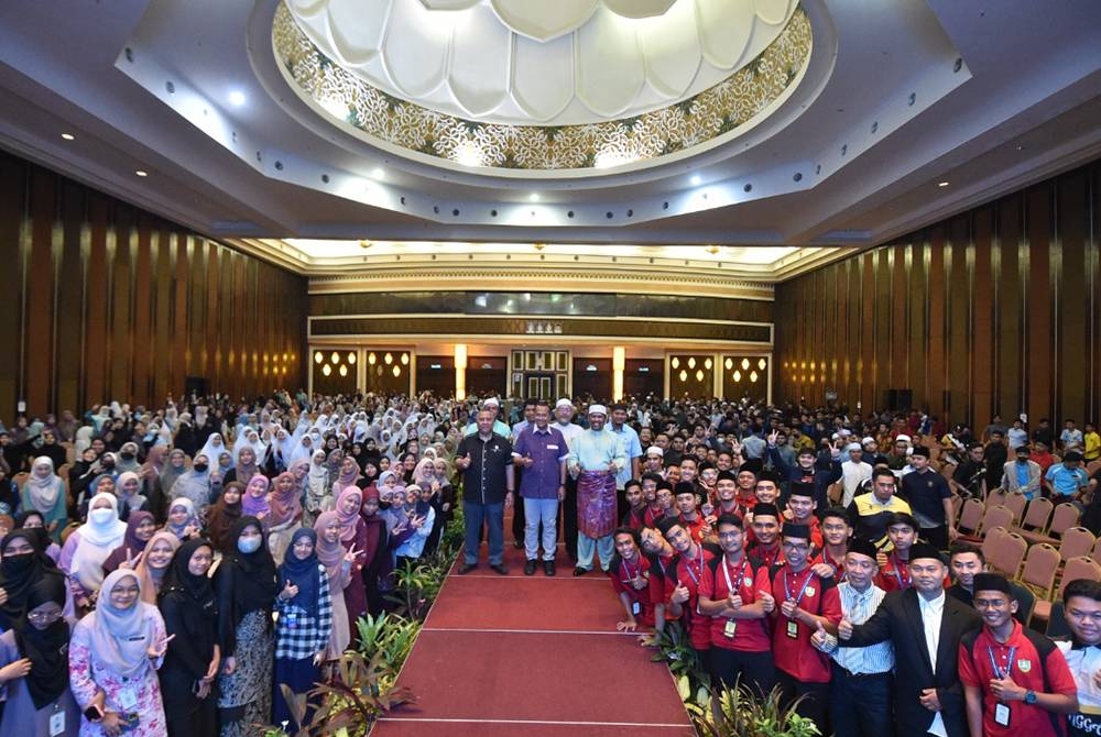 Ahmad Samsuri (tengah) bergambar bersama mahasiswa yang hadir ke slot Town Hall Mahasiswa Terengganu 2022 di Taman Tamadun Islam (TTI), di sini pada Rabu.