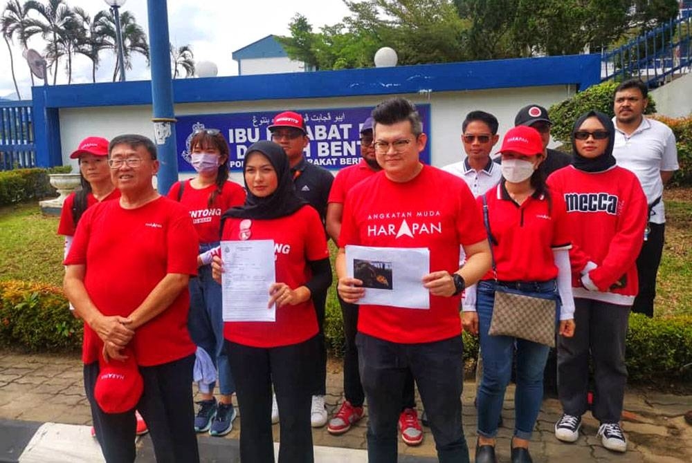 Rara (tengah) bersama Thomas (kiri) dan Kelvin (kanan) bersama laporan polis yang dibuat