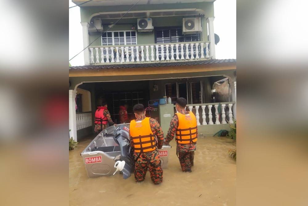 Bomba Selangor melaksanakan operasi menyelamat mangsa banjir di sekitar Selangor baru-baru ini.