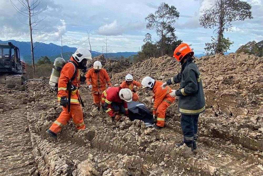 Anggota bomba mengangkat mayat mangsa yang meninggal dunia selepas saluran Paip Gas Sabah Sarawak (SSGP) Petronas di Long Ugui, Lawas meletup pada, kira-kira jam 2 petang Rabu. - Foto media sosial