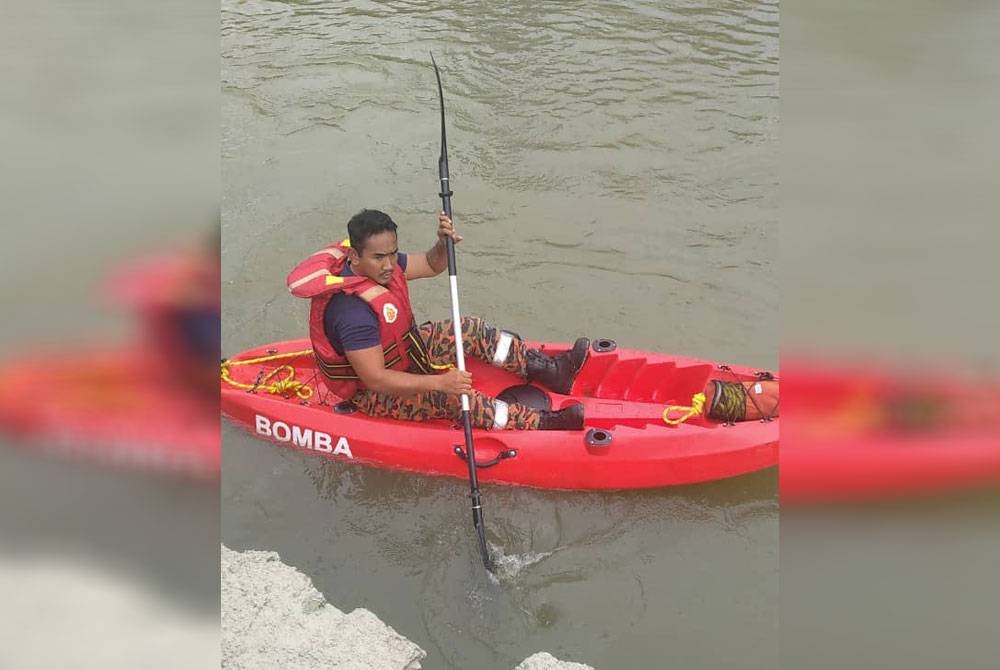 Anggota Bomba dan Penyelamat menggunakan kayak dalam operasi pencarian seorang individu dikhuatiri lemas di Sungai Klang.