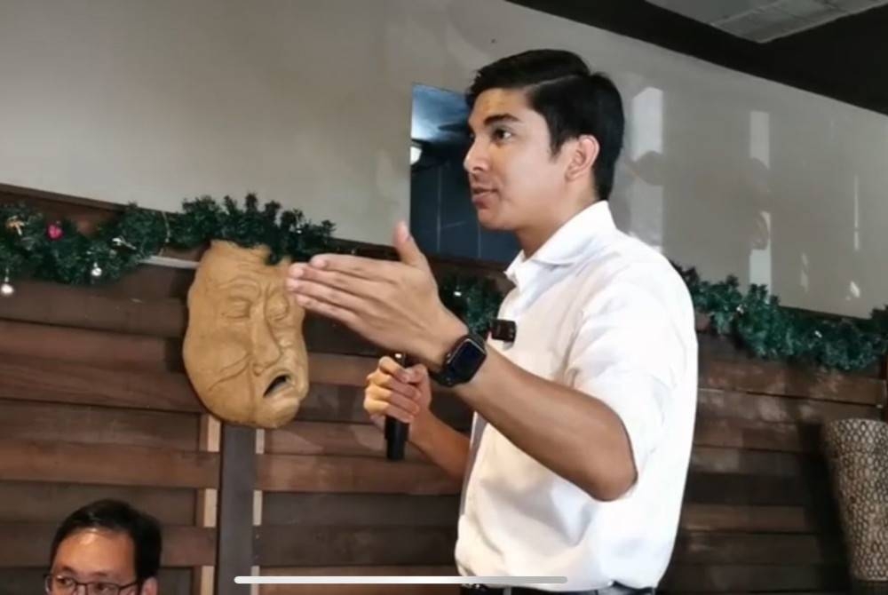 Syed Saddiq berucap pada ceramah politik.