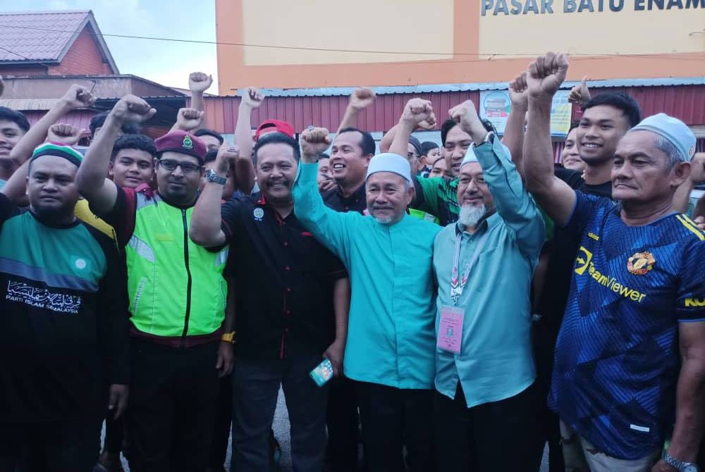 Penyokong PN melaungkan takbir bersama Tuan Ibrahim sebelum beliau beredar dari pekarangan Pasar Batu Enam, di sini, pada Rabu.