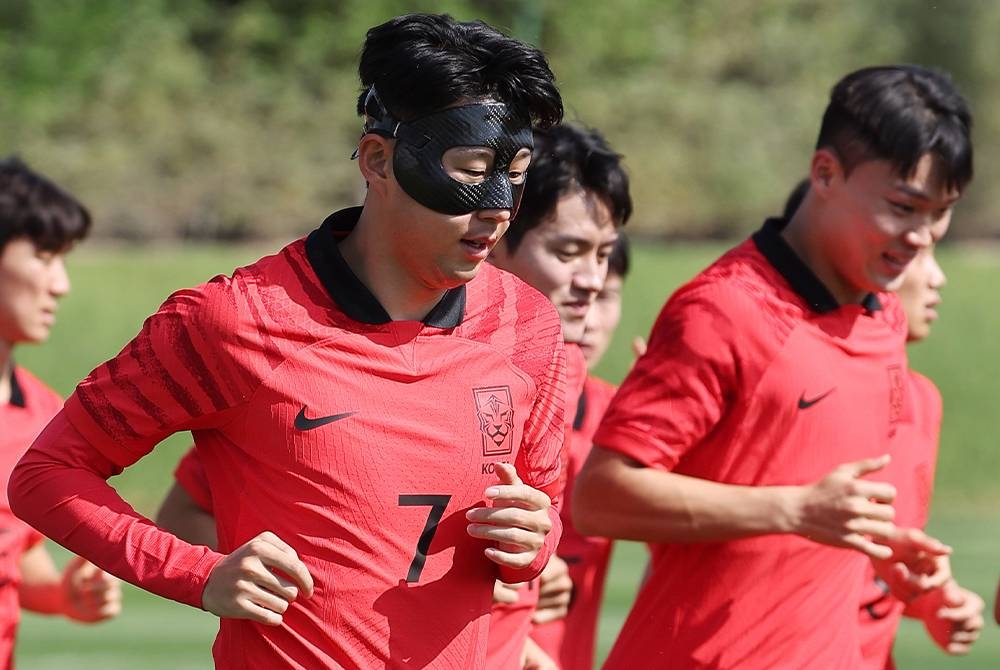 Heung-min (kiri) ketika menjalani latihan bersama rakan sepasukan di Doha, menjelang kempen Piala Dunia minggu depan. - Foto EPA