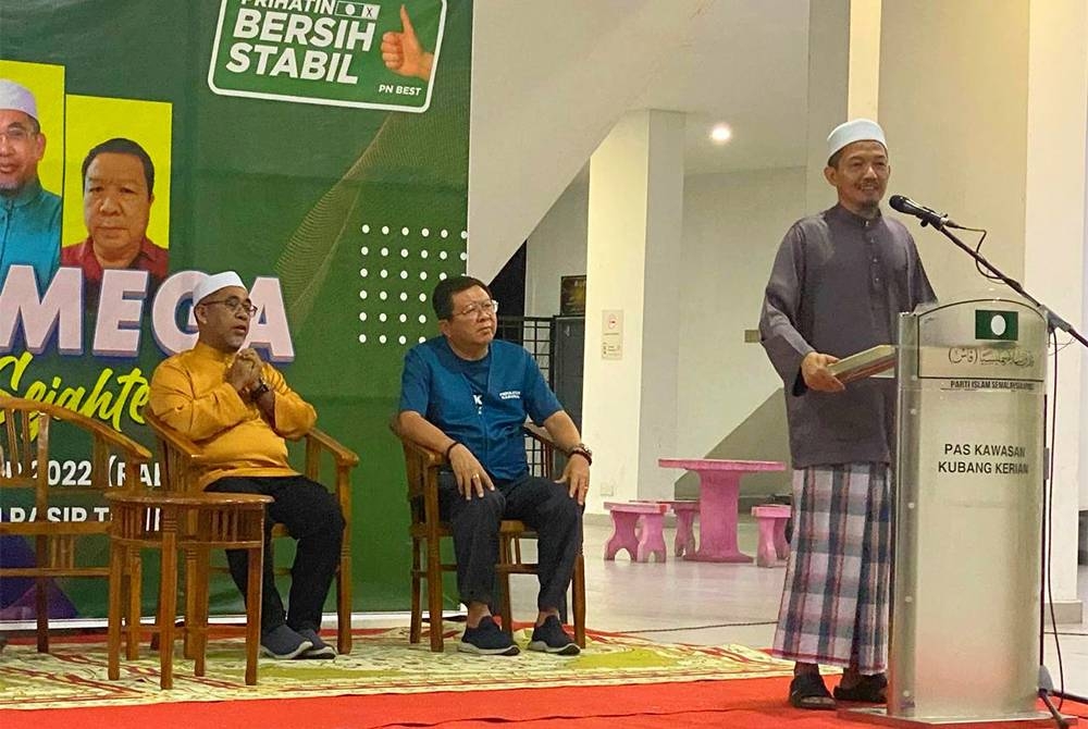 Nik Mohamad Abduh (kanan) semasa berceramah di Ceramah Mega Kubang Kerian Sejahtera, di Pasir Tumboh, Kota Bharu pada Rabu.