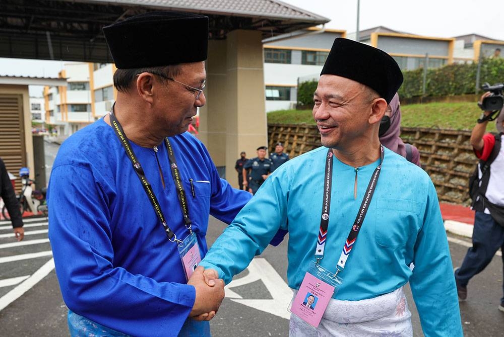 Calon Barisan Nasional (BN) Parlimen P.151, Datuk Seri Hasni Mohammad (kiri) bersalaman bersama calon Pakatan Harapan (PH) Dr Maszlee Malik. -Foto Bernama