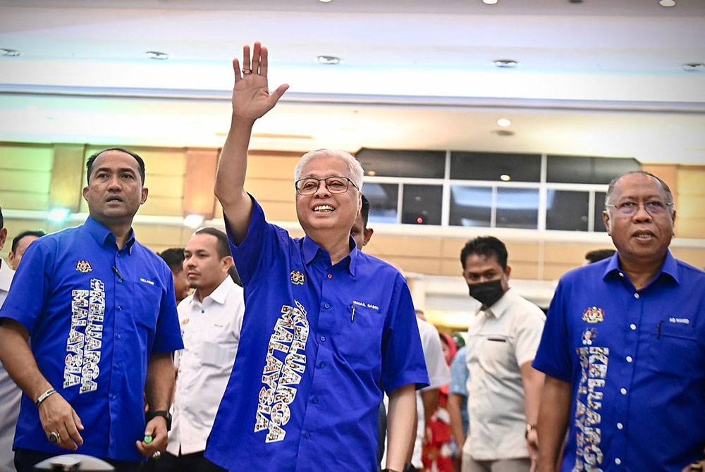 Ismail Sabri (tengah) memberi lapan tawaran seandainya BN memenangi PRU15.