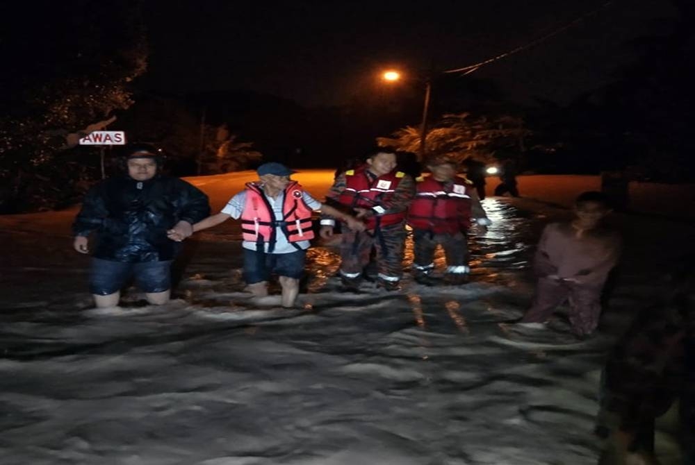 Keadaan banjir di Kampung Sungai Pening, Semenyih pada Khamis.