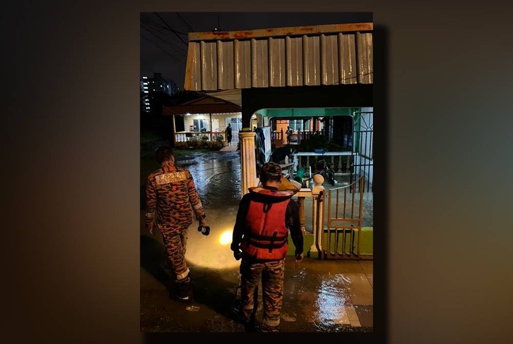 Anggota Balai Bomba dan Penyelamat Andalas sedang membuat pemantauan banjir.