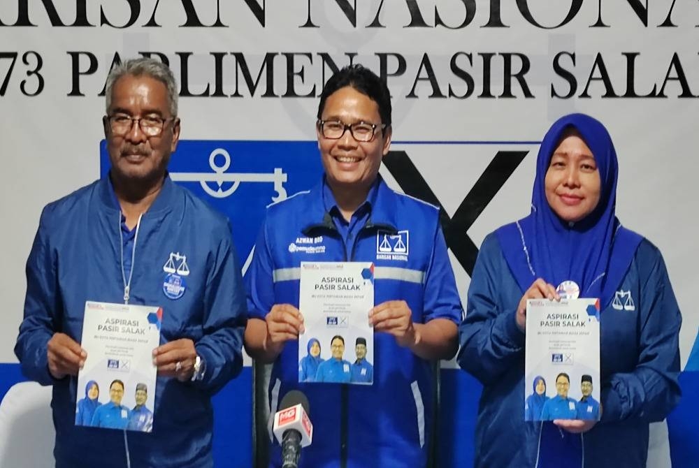 Khairul Azwan (tengah) bersama calon DUN, Wan Norashikin (kanan) dan Ibrahim menunjukkan manifesto Aspirasi Pasir Salak yang dilancarkan pada malam Rabu.