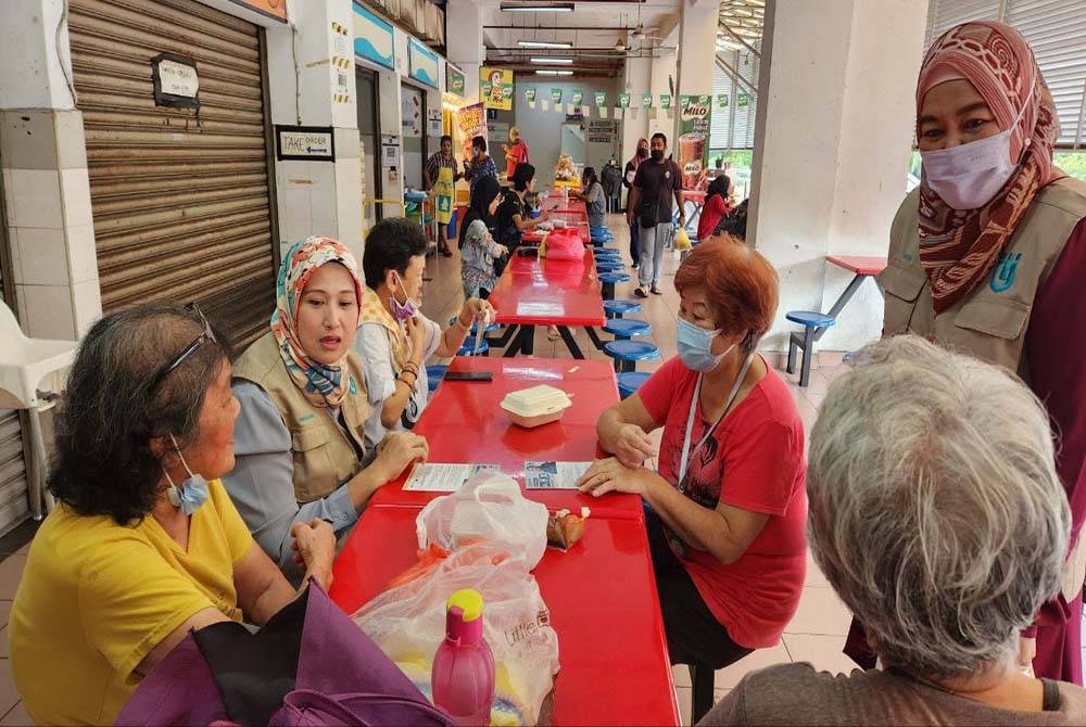 Wan Azliana (duduk, dua dari kiri) bertanya khabar dan mengenal pasti permasalahan masyarakat di Parlimen Batu.