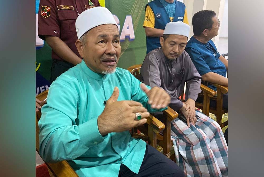 Tuan Ibrahim (kiri) semasa hadir Ceramah Mega Kubang Kerian Sejahtera, di Pasir Tumboh, Kota Bharu pada Rabu.