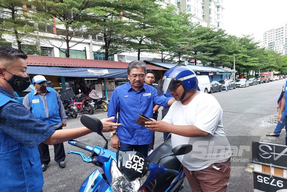 Johari beramah mesra dengan penduduk ketika walkabout di sekitar pekan Taman Maluri di sini pada Khamis.