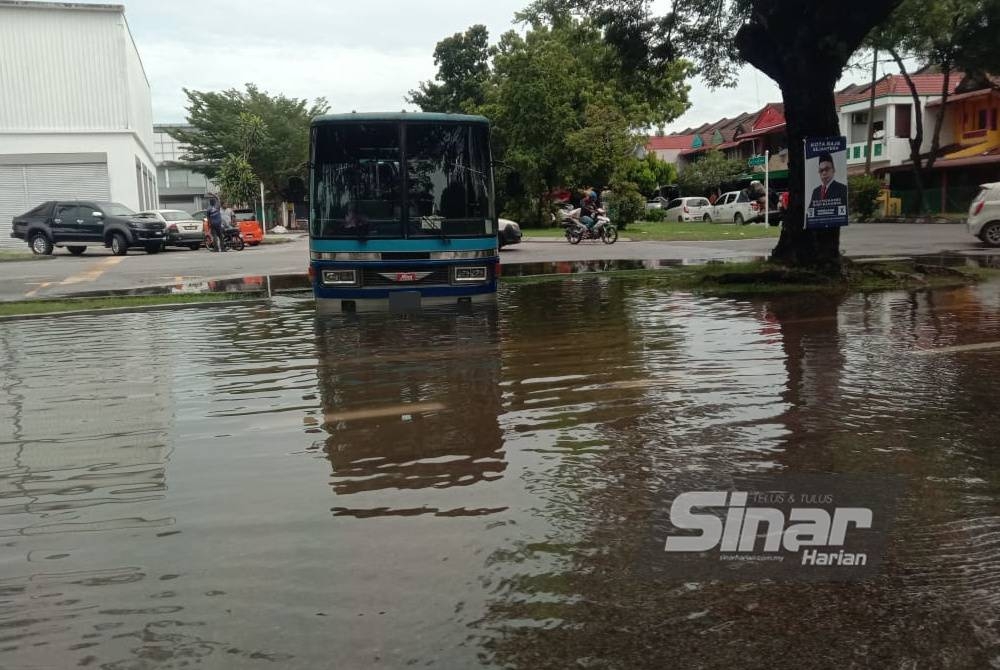 Keadaan banjir masih belum surut sepenuhnya di Taman Sri Muda setakat tengah hari Khamis.