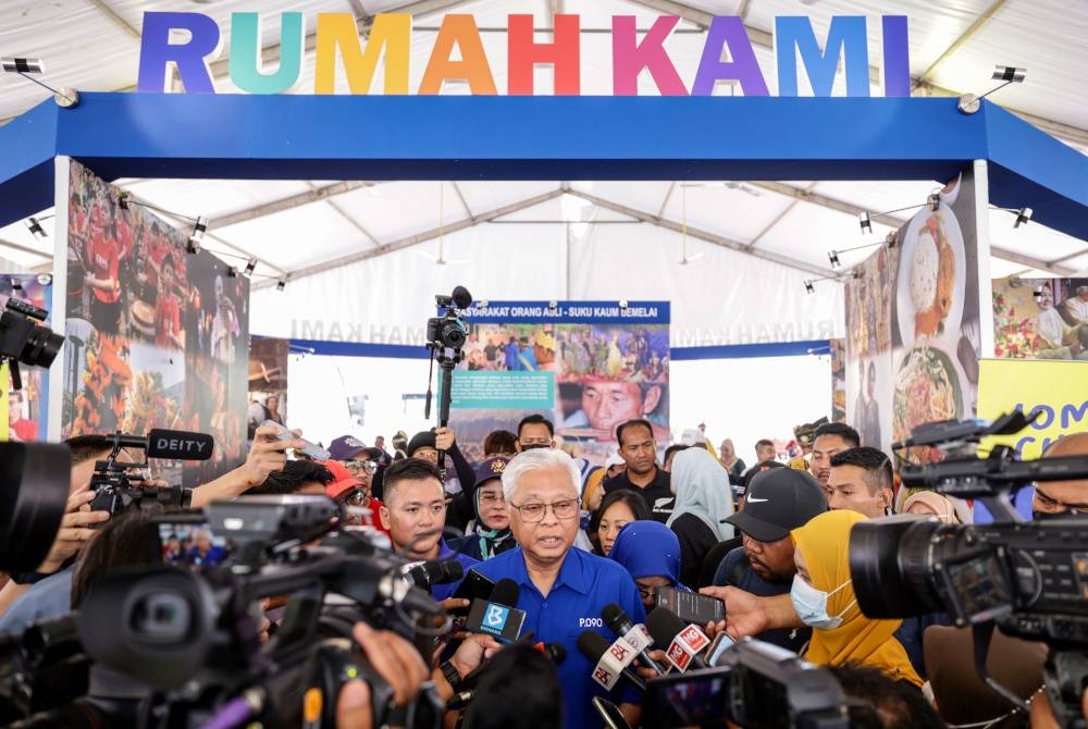 Ismail Sabri (tengah) ketika sidang media selepas menghadiri majlis pelancaran Semarak Uniti Keluarga Malaysia di Dataran Kerayong hari ini. - Foto Bernama