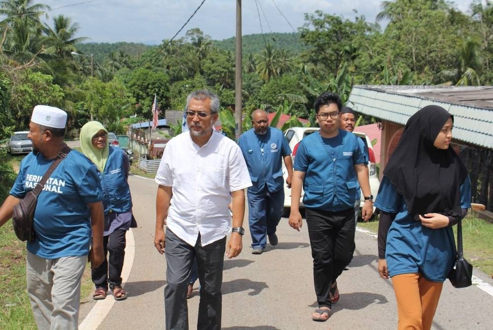 Jasri (tengah) ketika berkempen bertemu pengundi di kawasan DUN Kuala Sentul.