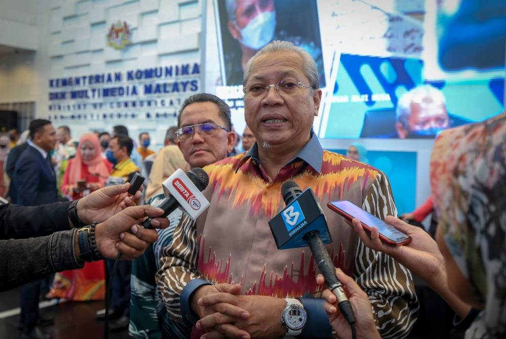 Annuar bercakap kepada pemberita semasa majlis Sekalung Budi MenKOMM di Kementerian Komunikasi dan Multimedia hari ini. - Foto Bernama