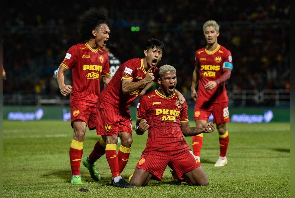 Pemain Selangor, Herlison Caion meraikan jaringan gol bersama rakan sepasukan pada perlawanan aksi separuh akhir pertama Piala Malaysia 2022 menentang Terengganu FC di Stadium MBPJ pada Rabu.
FOTO- Bernama