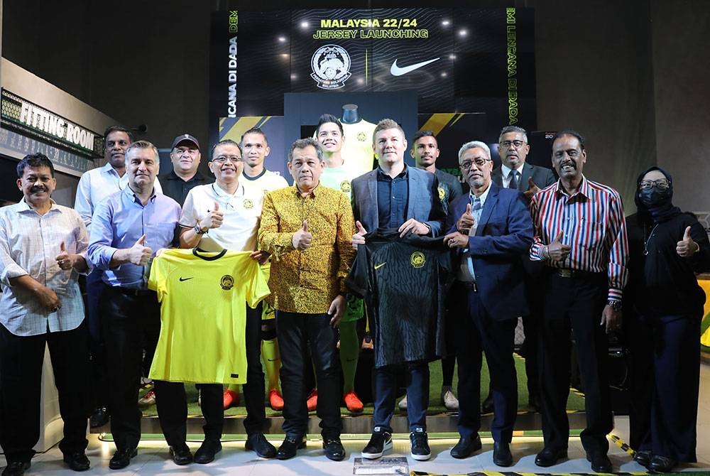 Hamidin (tengah) bersama barisan pegawai FAM dan pemain Harimau Malaya ketika Majlis Pelancaran Jersi Harimau Malaya di Football Republic, Sunway Piramid pada Khamis. -Foto: FB FAM