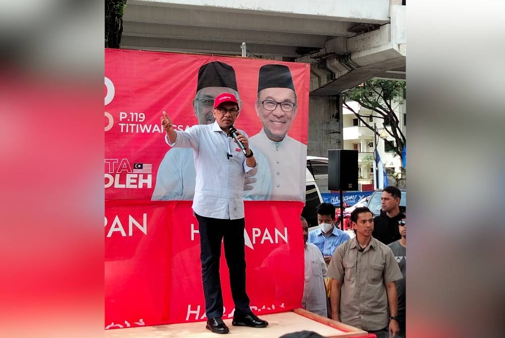 Anwar pada jamuan rakyat di Desa Pandan, di sini pada Khamis.