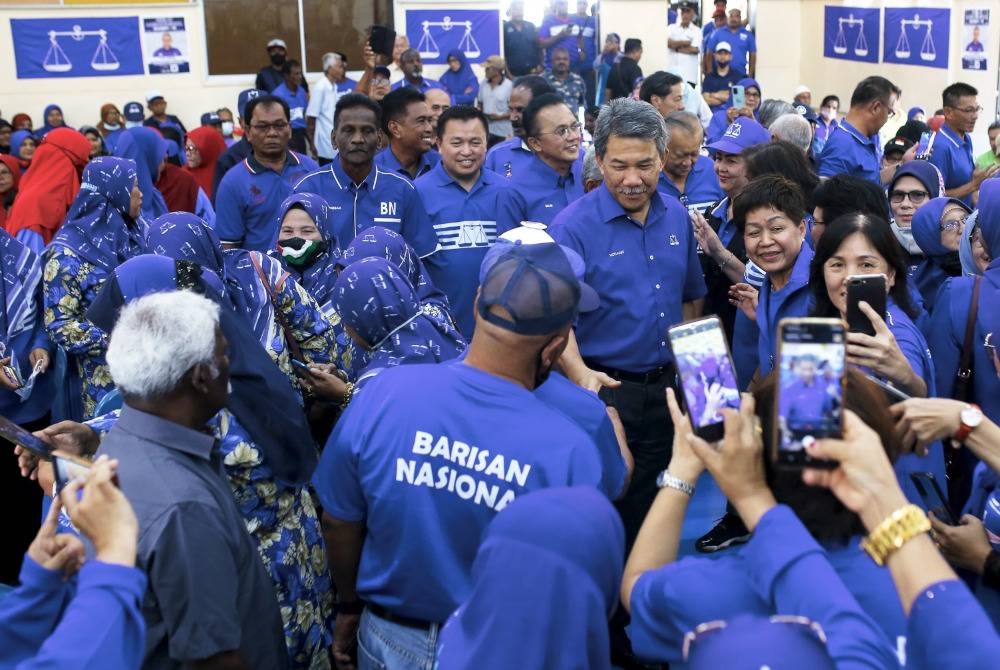 Mohamad (tiga kanan) pada Program Sepetang bersama Tok Mat di Dewan Felda Raja Alias 2, di Jempol pada Khamis.