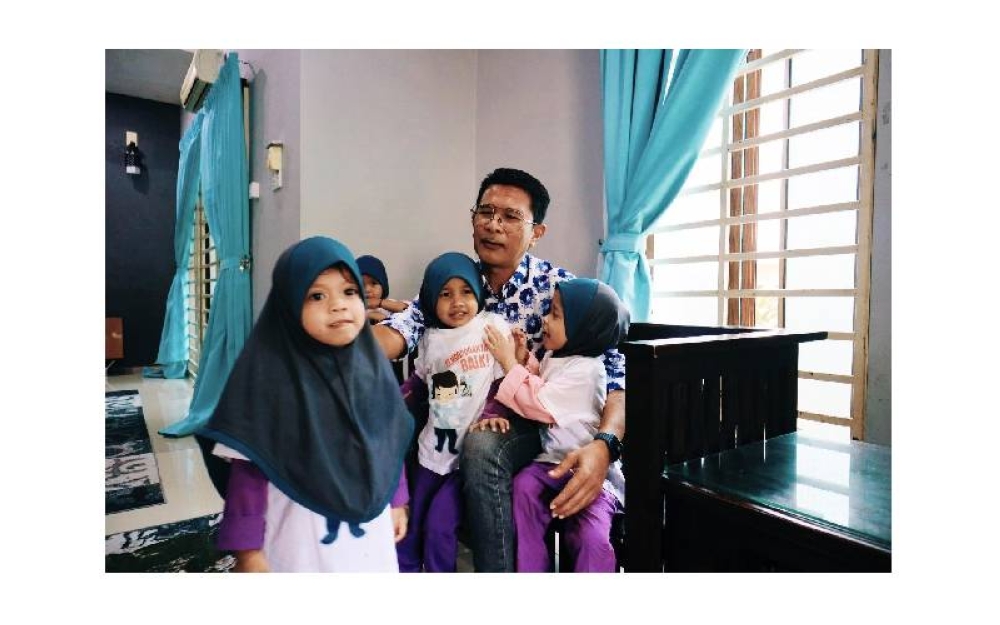 Azmi berkesempatan menyantuni anak-anak di rumah Pewaris.