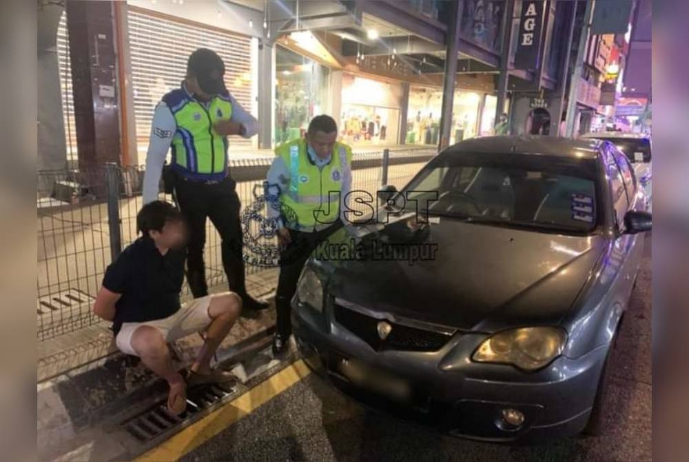 Seorang lelaki warga asing ditahan di Jalan Bukit Bintang, Kuala Lumpur kerana memandu kenderaan dilaporkan terlibat kes samun.