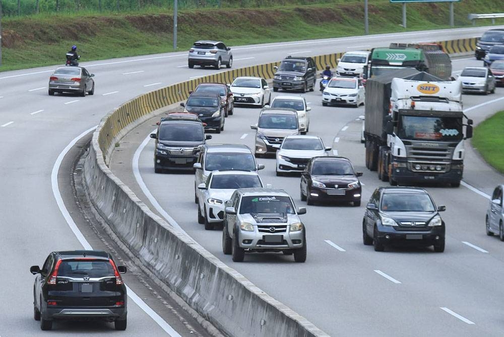 Pergerakan trafik lancar selepas Plaza Tol Gombak pada jam 6 petang, Khamis.