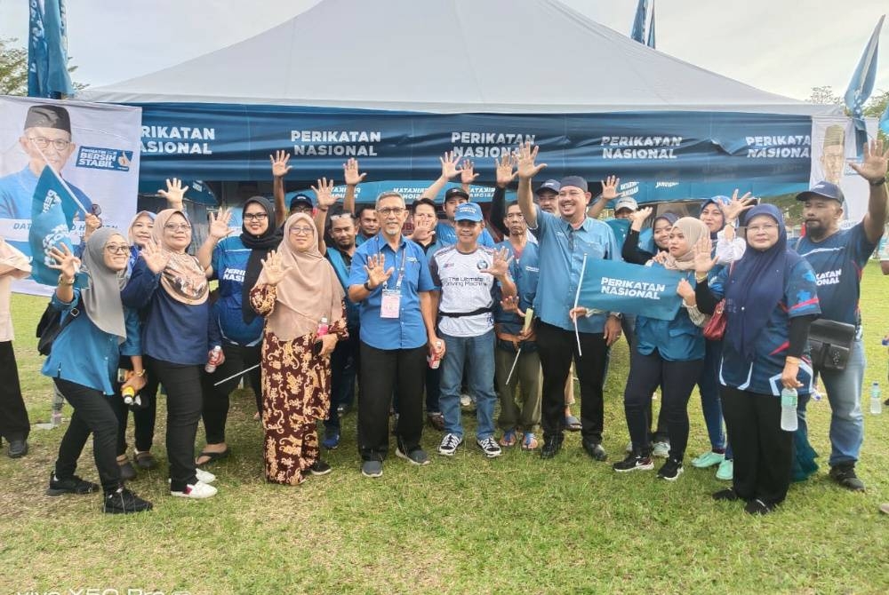 Syed Mohammad bersama Rashid dan ahli Bersatu Pahat selepas sidang akhbar di Batu Pahat pada Khamis.