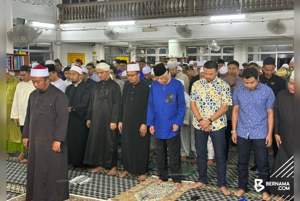 Ismail Sabri bersama jemaah Masjid Darul Fikri, Bera menunaikan solat Isyak sebelum solat sunat hajat pada program Solat Hajat Perdana Keluarga Malaysia. - Foto Bernama