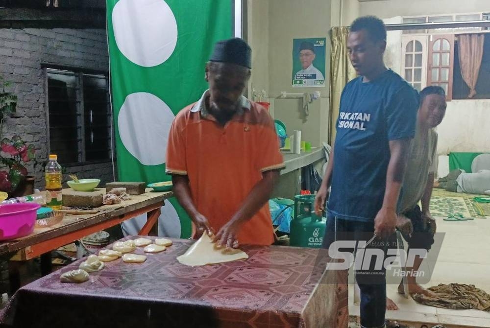 Othman sedang menyediakan roti canai untuk dijamu kepada orang ramai di markas Pas Batu Hampar pada Khamis.