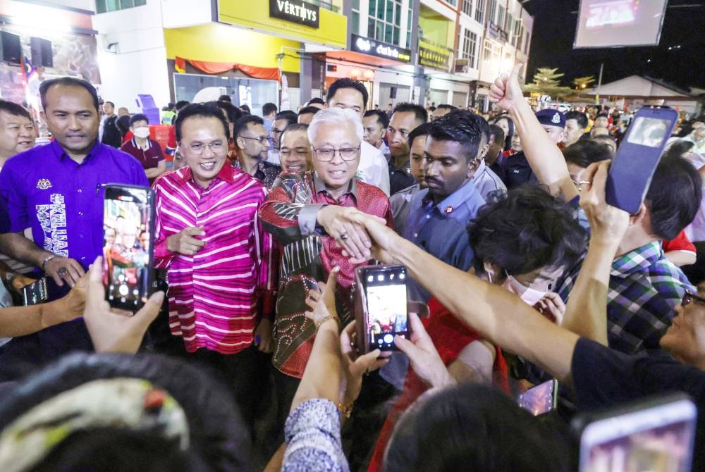 Perdana Menteri Datuk Seri Ismail Sabri Yaakob beramah mesra bersama masyarakat Tiong Hua. - Foto Bernama