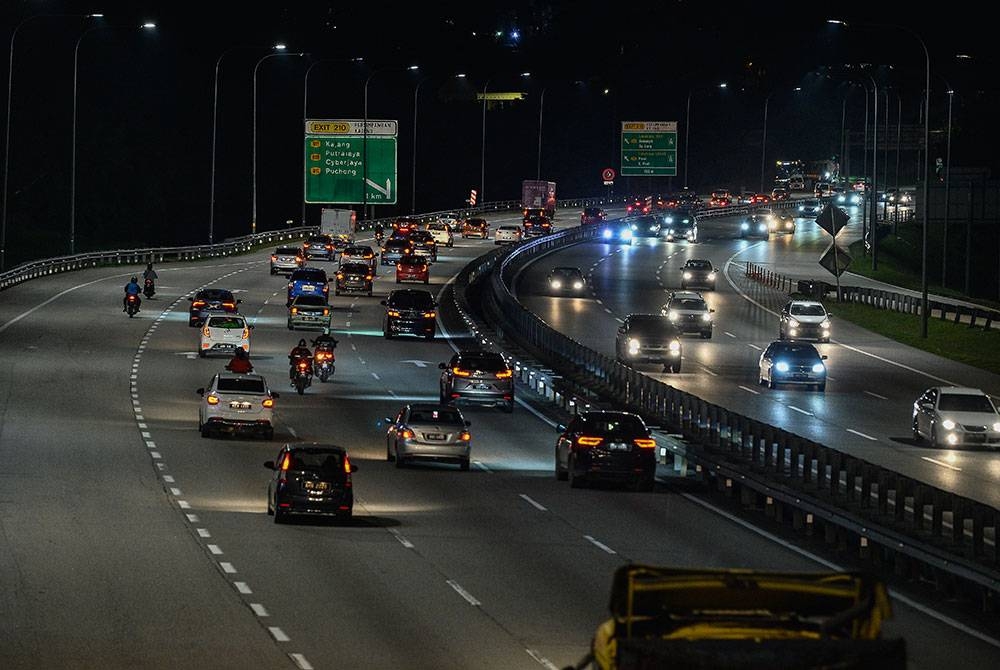 Aliran trafik ke selatan kelihatan lancar namun bilangan kenderaan mulai meningkat ketika tinjauan di Plaza Tol Sungai Besi susulan ramai yang pulang ke kampung halaman bagi menjalankan tanggungjawab sempena PRU15 Sabtu ini. - Foto Bernama