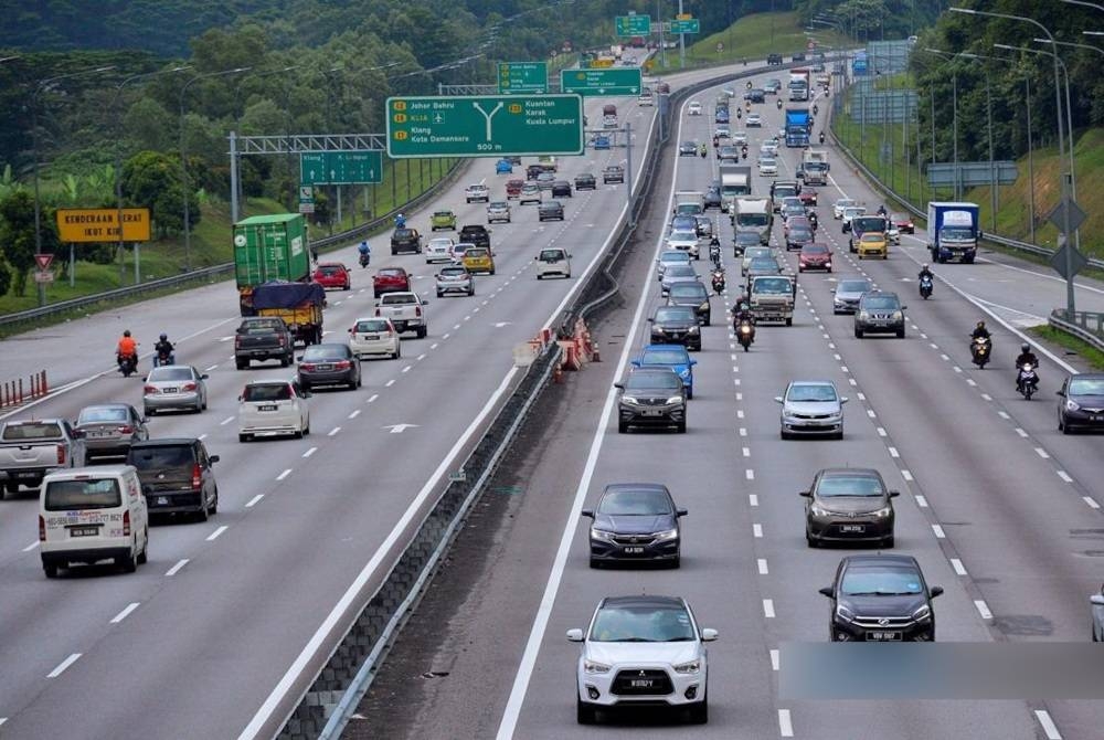 Aliran trafik di lebuh raya utama bergerak perlahan setakat 8 pagi ini. Foto hiasan