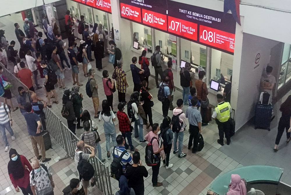 Keadaan di Larkin Sentral dipenuhi orang ramai yang menaiki pengangkutan awam ke destinasi masing-masing untuk pulang mengundi.