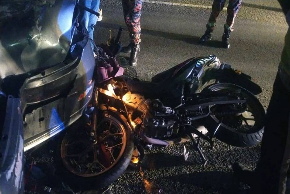 Keadaan motosikal yang melanggar bahagian belakang kereta yang diparkir di lorong kecemasan dalam kejadian lewat malam tadi.