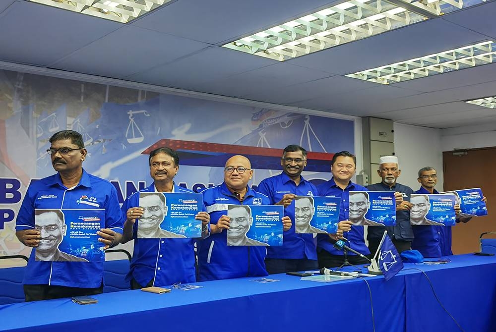 Kamalanthan (empat dari kanan) bersama tawarannya kepada pengundi Port Dickson