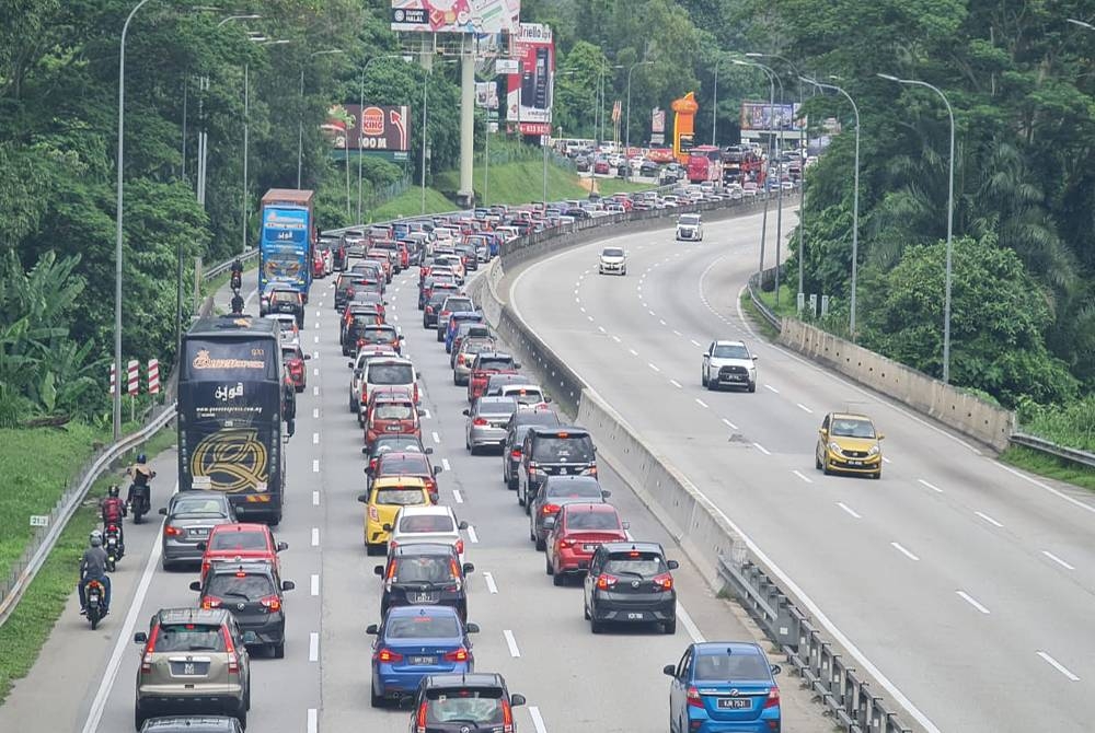 Trafik sesak selepas Plaza Tol Gombak menuju ke Genting Sempah pada Jumaat.