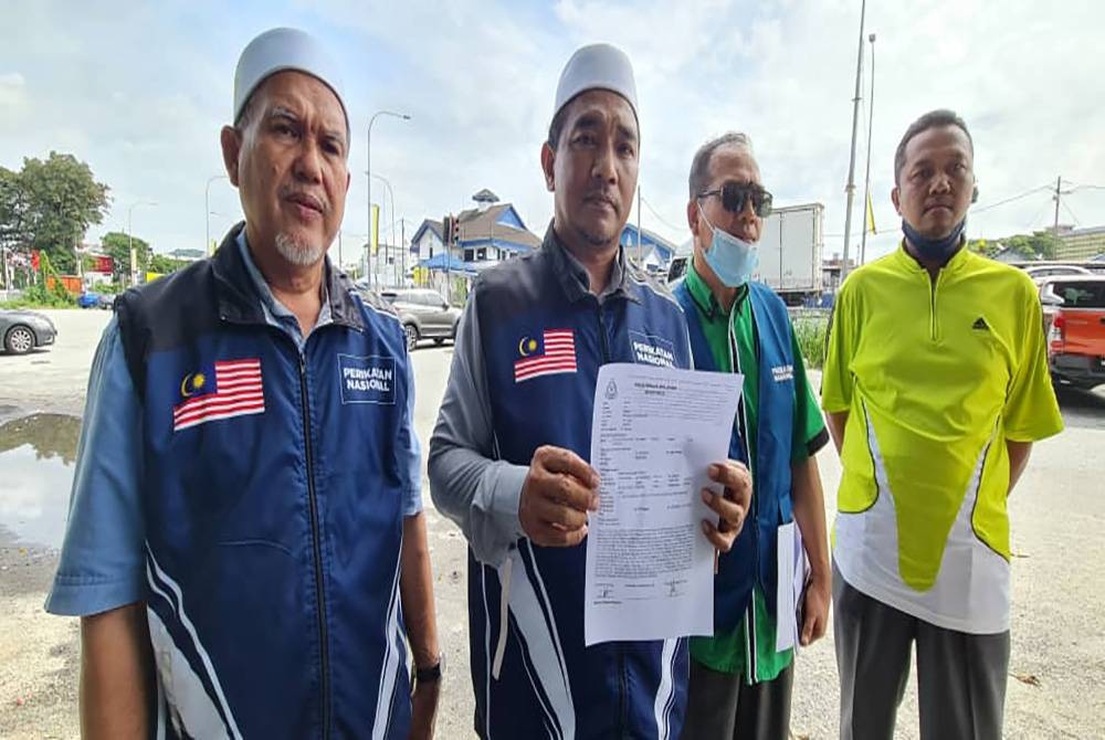 Fairuz Hafiizh (dua dari kiri) selepas membuat laporan polis di IPD Ipoh pada Jumaat.