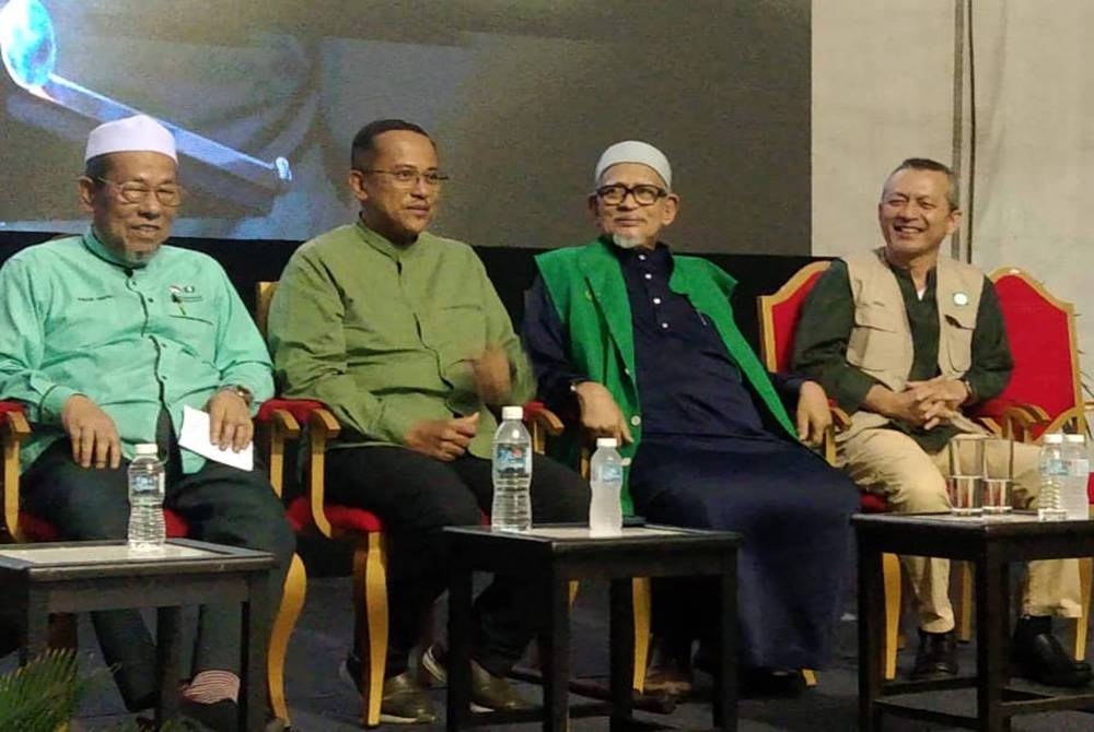 Abdul Hadi (dua, kanan) bersama Ahmad Samsuri (dua, kiri) ketika hadir menjayakan program jelajah PN Best 2022 (PRU15) Grand Finale.