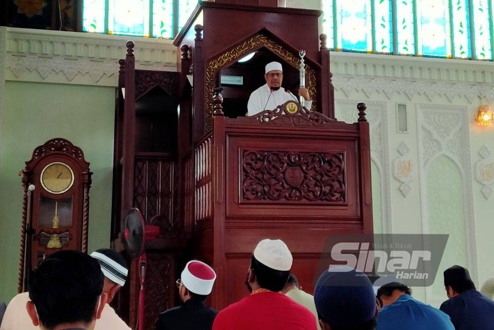 Khatib bertugas, Harith Fadzilah Abdul Halim yang juga Pengarah JAIPk menyampaikan khutbah Jumaat di Masjid Sultan Idris Shah II pada Jumaat.