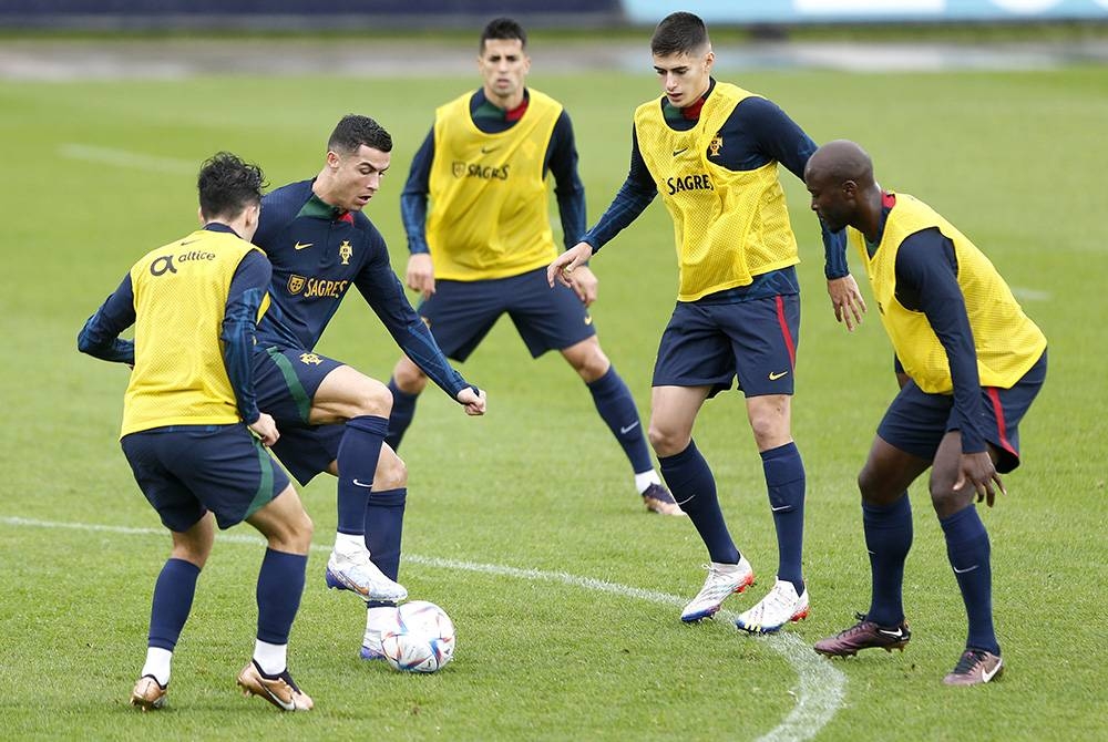 Ronaldo (dua dari kiri) bersama rakan sepasukan menjalani latihan menjelang sepak mula Piala Dunia di Qatar minggu depan. Foto EPA