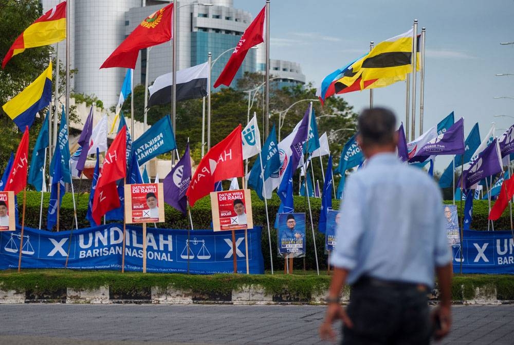 Deretan bendera dan poster calon pelbagai parti politik yang bertanding menjelang Pilihan Raya Umum ke-15 (PRU15). -Foto Bernama